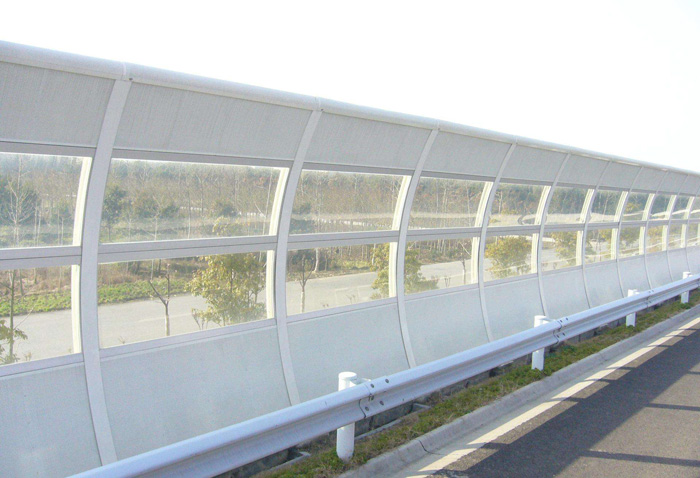 高速公路和高架桥声屏障耐力板的吸音效果如何？